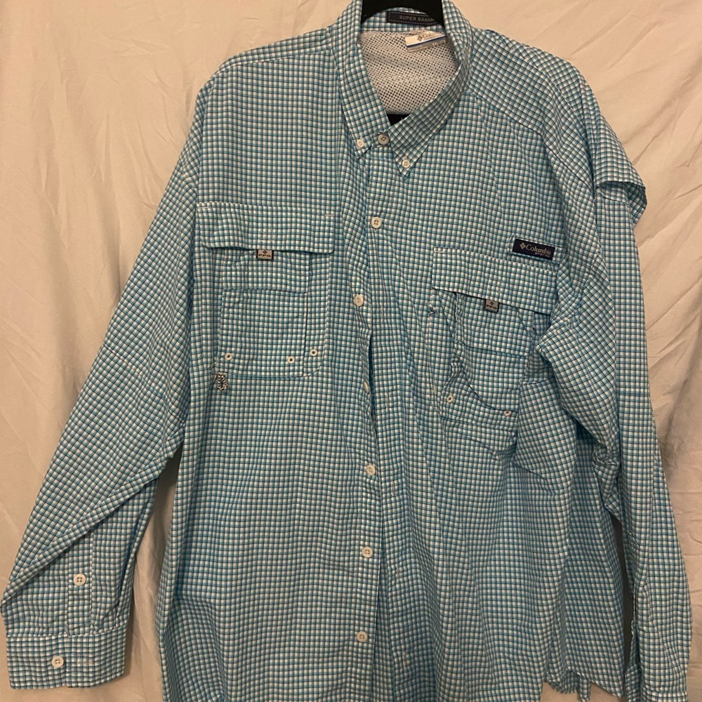 LIKE NEW COLUMBIA LONG SLEEVE BUTTON DOWN